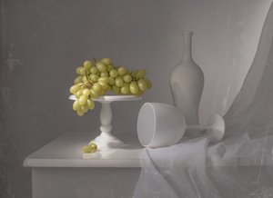 Natureza morta elegante com uvas brancas de Margareth Perfoncio