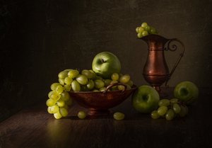 Natureza morta com uvas verdes e cobre de Margareth Perfoncio