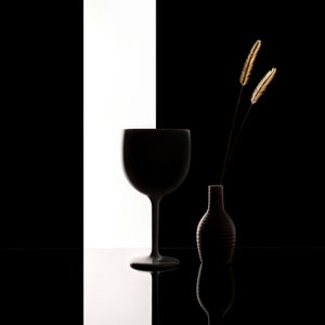 Natureza morta minimalista em preto e branco de Margareth Perfoncio