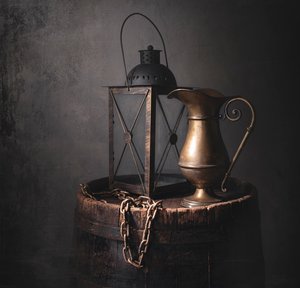 Lanterna e jarro rústicos