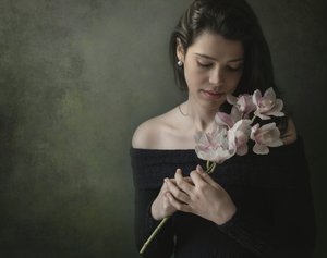 Mulher serena com orquídeas de Margareth Perfoncio