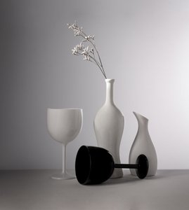 Vasos brancos de vidro preto