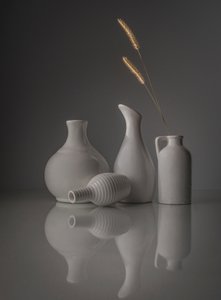 Natureza morta com vasos brancos