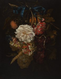 Bouquet de flores e frutas com fita azul
