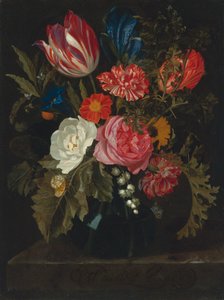 Flores num vaso sobre um parapeito de mármore