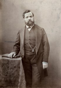 Retrato de três quartos de comprimento do pintor Thomas Couture, com bigode e barba grossa (foto a p/b)