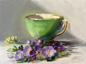 Amores-perfeitos numa chávena de chá verde