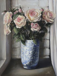 Rosas cor-de-rosa no peitoril da janela - Pintura de vaso de cerâmica azul