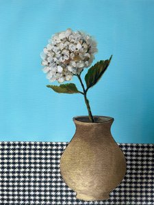 Vaso dourado com motivos florais brancos de Marina Kozyr