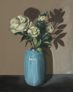 Peónias brancas em vaso azul - Natureza-morta floral de ambiente melancólico