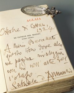 Marcador de livros em prata com pega adornada, gravado à mão com motivos naturais e assinatura autográfica de Gabriele D