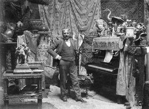 Retrato completo do pintor Francesco Vinea no dtudy do lugar Donatello em Florença. Ele está posando em uma sala decorada com qualquer número de cortinas, vasos chineses, pequenas esculturas e knick-knacks. À direita, um piano e um violino (foto a p/b).