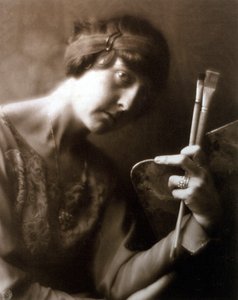Meia retrato do pintor Elisabeth Chaplin. Ela está segurando dois pincéis e uma paleta na mão esquerda