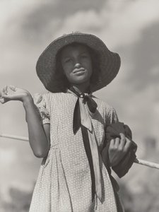 Filha de uma família Cajun regressa a casa depois de pescar no rio Cane, Melrose, Louisiana