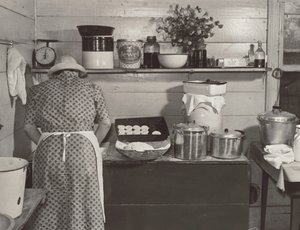Um membro da família Wilkins prepara biscoitos para o jantar no dia da colheita do milho em casa da Sra. Fred Wilkins, perto de Tallyho, no condado de Granville. Carolina do Norte