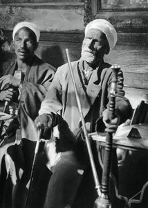 Fumando o narguilé, Cairo, 1937 de Martin Hurlimann