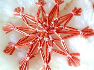 Estrela de palha cor-de-rosa de Martina Konitzky