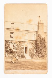Carte de visite mostrando fotografia de Gad&39;s Hill com nota de autógrafo de Thomas Carlyle no verso