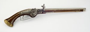 Um dos pares de pistolas de coldre com trava de roda, c.1650 (aço, madeira de cobra, osso ou chifre, latão dourado e ferro) de Master H. W.