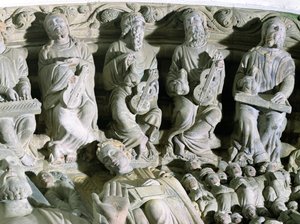 Detalhe do pórtico de la Gloria representando músicos de pedra
