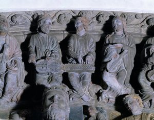 Detalhe do pórtico de la Gloria representando músicos de pedra