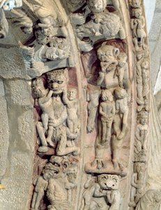 Detalhe do Portico de la Gloria com cenas de pedra do Inferno