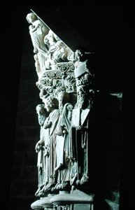 Detalhe do Pórtico da Glória com os profetas do Antigo Testamento (pedra)