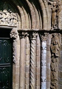 Detalhe do Pórtico das Platerias com imagens da Epifania e da Paixão