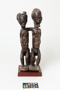 Casal sentado, c.1885-99 (madeira) de Master of the Barnes Couple