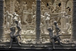 All Things Fall, 2014 (aço, alumínio, gesso, resina, luzes LED, motor) de Mat Collishaw