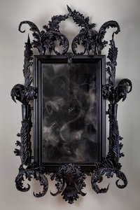 East of Eden, 2013 (Vidro Murano preto, espelho de vigilância, aço, madeira, laca, ecrã LCD e disco rígido) de Mat Collishaw