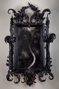 East of Eden, 2013 (Vidro Murano preto, espelho de vigilância, aço, madeira, laca, ecrã LCD e disco rígido) de Mat Collishaw