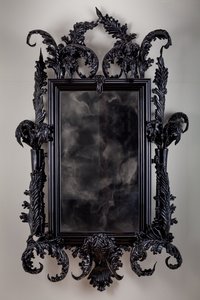 East of Eden, 2013 (Vidro Murano preto, espelho de vigilância, aço, madeira, laca, ecrã LCD e disco rígido) de Mat Collishaw