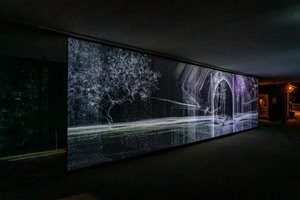 Echolocation, 2021 (projeção vídeo de 3 canais sobre malha de polipropileno) de Mat Collishaw