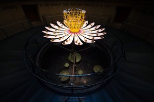 Equinox, 2021 (Acrílico, Circuitos eléctricos, Hidráulica, Laca, Motor, Pintura, Resina reciclada, Aço) de Mat Collishaw