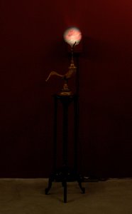 Horn Blower, 2002 (Vidro, água, latão, corno de carneiro, madeira, projetor de vídeo e leitor) de Mat Collishaw