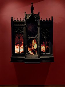 Performance, 2010 (Madeira, aço, espelho de vigilância, ecrãs LCD e disco rígido) de Mat Collishaw