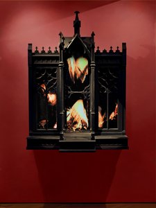 Performance, 2010 (Madeira, aço, espelho de vigilância, ecrãs LCD e disco rígido) de Mat Collishaw