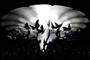 The Garden of Unearthly Delights, 2009 (aço, alumínio, gesso, resina, luzes LED, motor) de Mat Collishaw