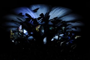 The Garden of Unearthly Delights, 2009 (aço, alumínio, gesso, resina, luzes LED, motor) de Mat Collishaw