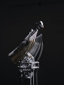 The Nerve Rack, 2019 (Acetal, Acrílico, Alumínio, Latão, Circuitos eléctricos, Pintura, PVC, Resina, Servomotores, Aço) de Mat Collishaw