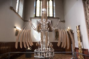 The Nerve Rack, 2019 (Acetal, Acrílico, Alumínio, Latão, Circuitos eléctricos, Pintura, PVC, Resina, Servomotores, Aço) de Mat Collishaw