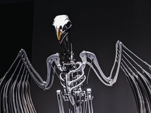 The Nerve Rack, 2019 (Acetal, Acrílico, Alumínio, Latão, Circuitos eléctricos, Pintura, PVC, Resina, Servomotores, Aço) de Mat Collishaw