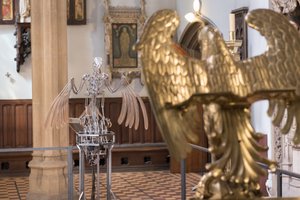 The Nerve Rack, 2019 (Acetal, Acrílico, Alumínio, Latão, Circuitos eléctricos, Pintura, PVC, Resina, Servomotores, Aço) de Mat Collishaw