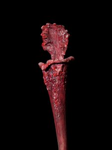 The Venal Muse, Fenside, 2012 (Resina, tinta de esmalte, madeira, vidro, aço) de Mat Collishaw