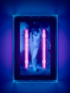 Anjo ultravioleta, 2008 (tinta ultravioleta sobre caixa de plexiglas, 2 luzes de néon ultravioleta) de Mat Collishaw