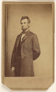 [Abraham Lincoln de pé, com um braço atrás das costas]