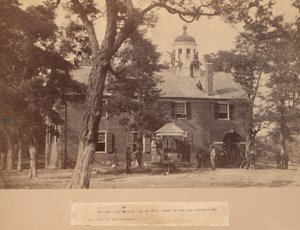 Fairfax Court House, Virgínia, com soldados da União na frente e no telhado de Mathew Brady