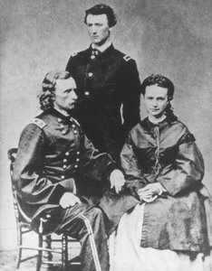 General George A. Custer (1839-76) com sua esposa, Elizabeth, e seu irmão, Tom (foto p/b)