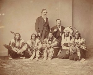 General J. E. Smith e índios, 1870s. de Mathew Brady